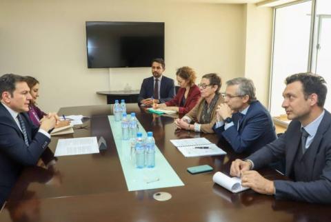 El vicecanciller de Armenia, Paruir Hovhannisián, recibió a la delegación de la Agencia Francesa de Desarroll
