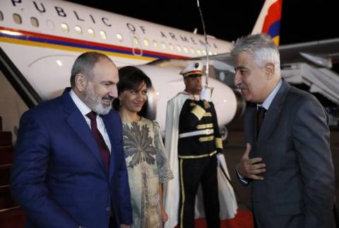 El primer ministro de Armenia llegó a Túnez en visita de trabajo con su esposa