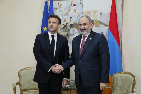 Pashinyan holds meeting with Macron at Francophonie summit 