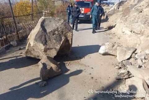 В ереванском квартале Джрашен из-за камнепада движение двусторонне перекрыто