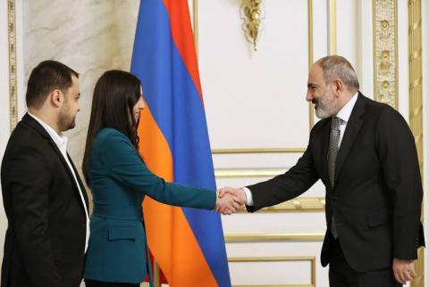 El primer ministro de Armenia recibió a Mariam Mkrtchián, campeona juvenil de ajedrez del mundo y de Europa