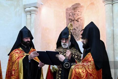 Un livre de prières qui a sauvé des vies lors des deux guerres de l'Artsakh a été enchâssé dans la "Maison du soldat"