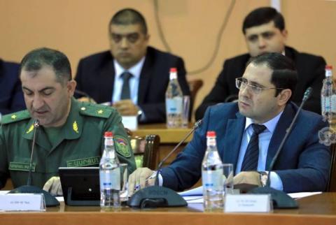 Le ministre arménien de la Défense préside une consultation