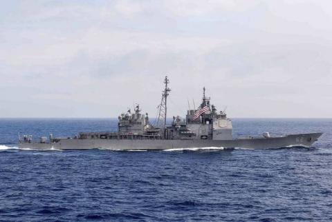 В Пекине заявили о незаконном вторжении ракетного крейсера США в китайские воды