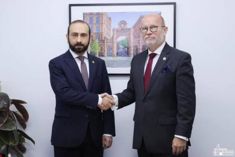 Ararat Mirzoyan presentó las consecuencias de la agresión de Azerbaiyán a su homólogo eslovaco