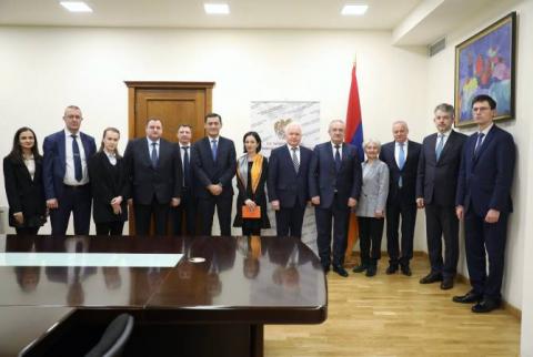 El ministro de Educación de Armenia recibió a una delegación de Rusia y abordaron temas de cooperación