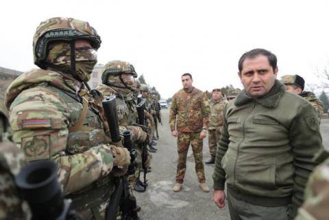 Suren Papikyan a rencontré les militaires des unités spéciales et des parachutistes 