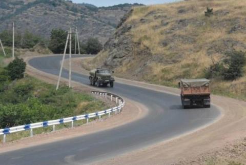 مجموعة من الأذربيجانيين بملابس مدنية يغلقون الطريق السريع الواصل بين آرتساخ وأرمينيا