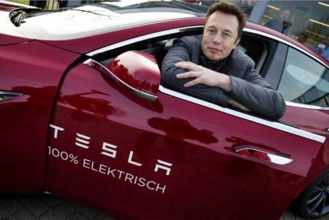 Илон Маск пообещал не продавать акции Tesla следующие два года
