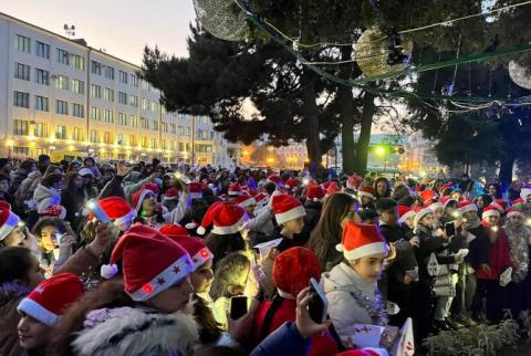 Для оказавшихся в блокаде детей Арцаха в Степанакерте состоялась церемония зажжения праздничных огней на елке