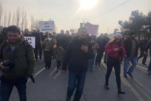Artsakh halkı, barış gücü komutanıyla görüşme talebiyle Stepanakert havaalanına yürüdü