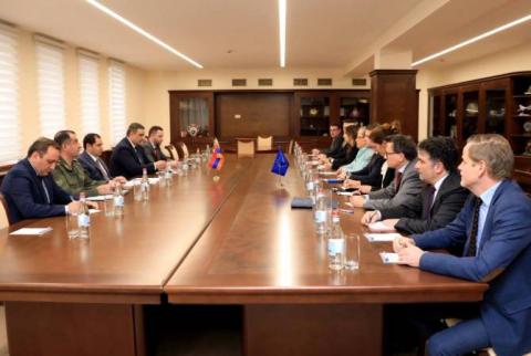 وزير الدفاع الأرمني سورين بابيكيان يستقبل بعثة مهمة التقييم الفني للاتحاد الأوروبي برئاسة مارشين فيدرا