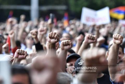 Հավաքին մասնակցելու նպատակով անձանց նյութապես շահագրգռելու վերաբերյալ վարույթի շրջանակում մեղադրանք է ներկայացվել 3 անձի. նրանցից մեկը կալանավորվել է