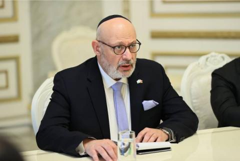 سفير إسرائيل غير المقيم بأرمينيا جويل ليون يقدّم تعازيه في الحريق المأساوي الذي أسفر عن وفاة 15 جندي أرمني 