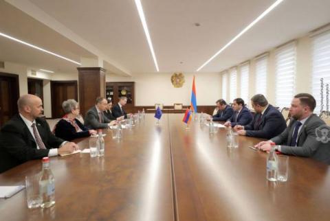 Savunma Bakanı Papikyan ile görüşmesinde Toivo Klaar, Laçin Koridoru’ndaki durumla ilgili endişelerini dile getirdi