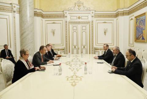 رئيس الوزراء نيكول باشينيان يستقبل الممثل الخاص للاتحاد الأوروبي لأزمة جنوب القوقاز تويفو كلار وبحث مسألة ممر لاتشين  