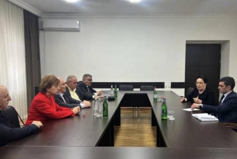 Le ministre des Affaires étrangères de l'Artsakh rencontre des représentants du secteur social arménien