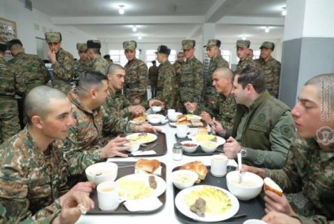 Le ministre de la Défense visite des formations et unités militaries