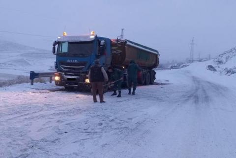 Спасатели разблокировали два грузовика