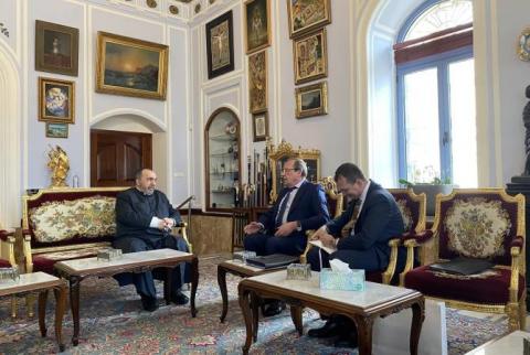 Rusya'nın İsrail Büyükelçisi, Küdüs Ermeni Patriği ile Artsakh'taki durumu görüştü 