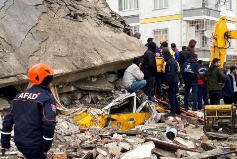 Le bilan du séisme en Turquie s'élève à 1498 morts