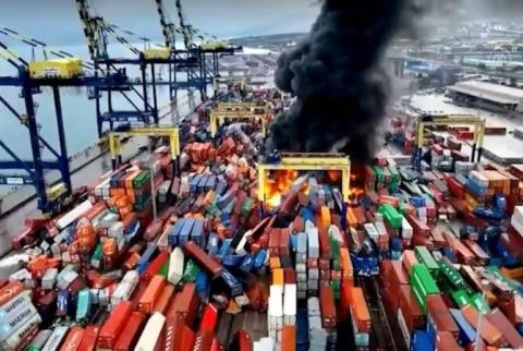 Incendie dans le port turc d'Iskenderun Bahatay en raison du tremblement de terre