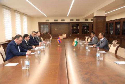Le Ministre arménien de la Défense a reçu l'Ambassadeur de l'Inde 