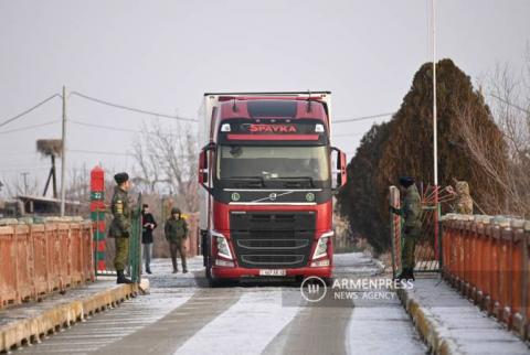 Армения направила в Турцию грузовики с гуманитарной помощью