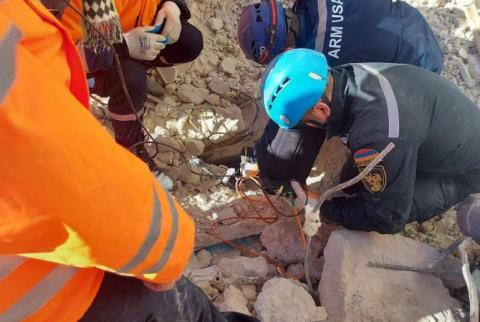 Армянские спасатели из-под завалов вытащили живой 8-летнюю девочку