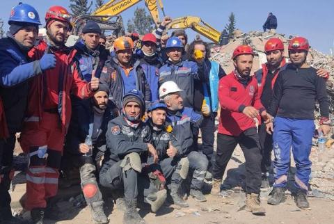 بالتعاون بين رجال الإنقاذ من أرمينيا تركيا والولايات المتحدة إنقاذ فتاتين من تحت الأنقاض بعد الزلزال في أديامان تركيا