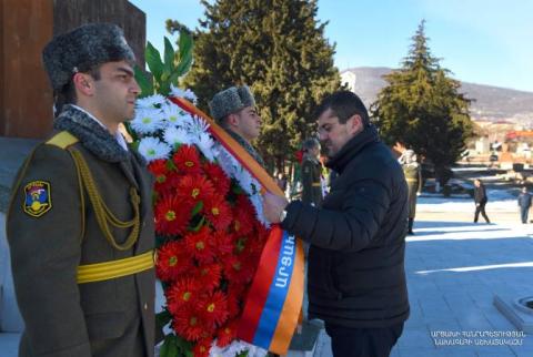Arayik Harutyunyan, Ruben Vardanyan et Artur Tovmasyan visitent le mémorial de Stepanakert