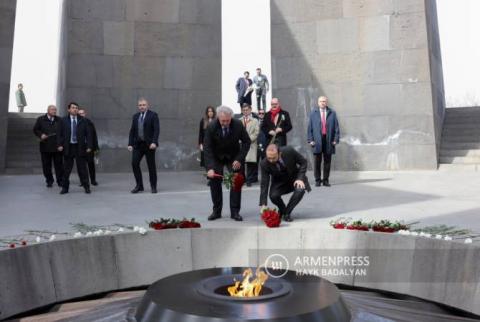 وزير خارجية لوكسمبورغ جان أسيلبورن يزور نصب تسيتسيرناكابيرد التذكاري في يريفان ويكرّم ذكرى شهداء الإبادة الأرمنية