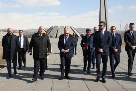 وفد وزير الثقافة الإيطالي جينارو سانغيوليانو يزور نصب تسيتسرناكابيرد بيريفان ويكرّم ذكرى شهداء الإبادة الأرمنية 