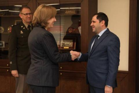 وزير الدفاع الأرمني سورين بابيكيان يقعد اجتماع مع سفيرة الولايات المتحدة الجديدة لدى أرمينيا كريستينا كفين وبحث التعاون
