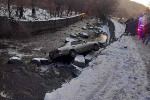 Водитель автомобиля, упавшего в реку Агстев, госпитализирован