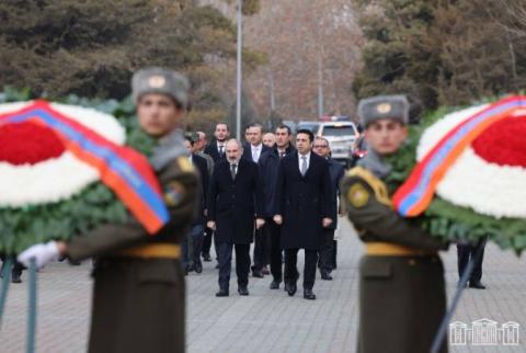 Ermenistan üst düzey yetkilileri Sumgayıt katliamının kurbanları için saygı duruşunda bulundu