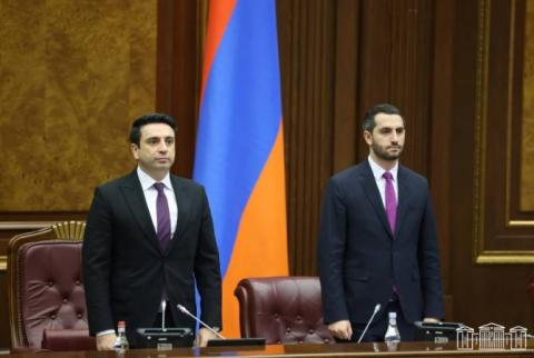 Խորհրդարանը մեկ րոպե լռությամբ հարգեց մարտի 1-ի զոհերի հիշատակը