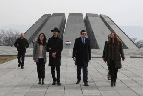 سفير المكسيك الجديد لدى أرمينيا إدواردو فيليجاس ميجياس يزور نصب تسيتسيرناكابيرد ويكرّم ذكرى شهداء الإبادة الأرمنية
