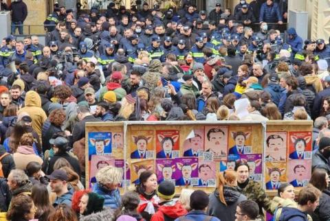 В Грузии рассмотрение в парламенте законопроектов об иноагентах проходит на фоне митинга