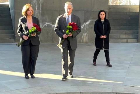 كبير مستشاري المفاوضات القوقازية بالخارجية الأمريكية لويس بونو يزور تسيتسيرناكابيرد ويكرم ذكرى شهداء الإبادة الأرمنية