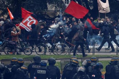 La violence frappe la France lors d’une journée de colère contre les changements de retraite de Macron