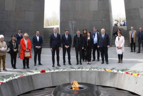 La délégation conduite par Laurent Wauquiez , s’est rendu le Mémorial du génocide arménien à Erévan