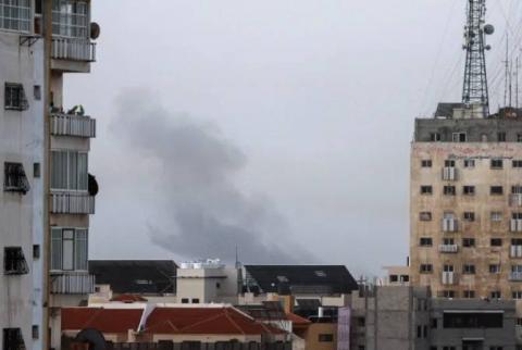 Израиль нанес удары по сектору Газа в ответ на ракетный обстрел, которому предшествовали столкновения в мечети Аль-Акса