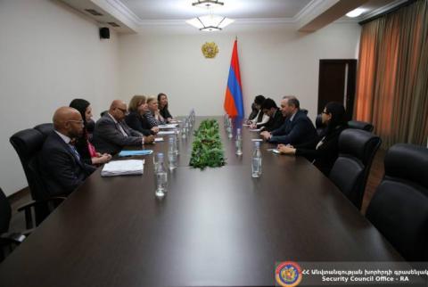 سكرتير مجلس الأمن الأرميني ومساعد وزير التجارة الأمريكية يناقشان آفاق التعاون في يريفان