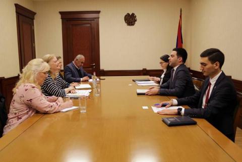 رئيس لجنة الإيرادات الأرمينية يعقد اجتماعاً مع نائبة مساعد وزير الخارجية الأمريكي لمكتب الأمن الدولي التي تزور أرمينيا