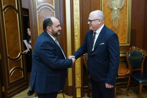 Руководитель аппарата премьер-министра принял руководителя армянского офиса Международного республиканского института