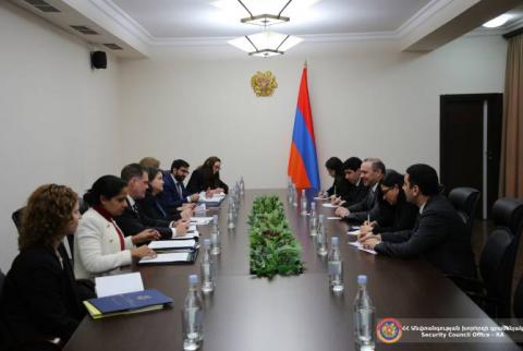 Ermenistan Güvenlik Konseyi Sekreteri ve ABD Ticaret Bakanlığı yetkilisi, işbirliğinin derinleştirilmesini görüştü