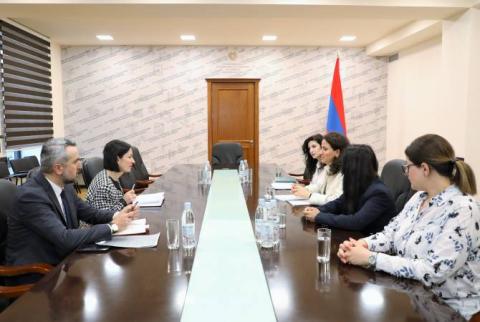 ՀՀ ԿԳՄՍ նախարարն ու «Ազնավուր» հիմնադրամի ներկայացուցիչները քննարկել են շանսոնյեի 100-ամյակի միջոցառումներին վերաբերող հարցեր