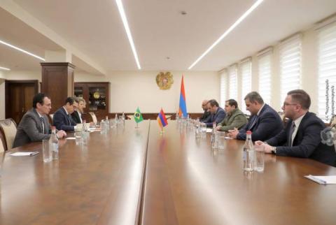 Ermenistan Savunma Bakanı ve Brezilya Büyükelçisi savunma alanında işbirliği fırsatlarını görüştü 