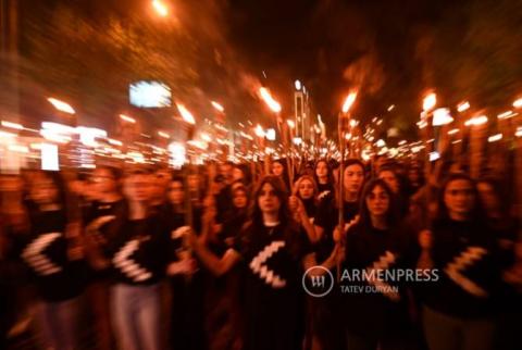 Ermeni Soykırımının 108. yıldönümünde Yerevan'da Tsitsernakaberd'e meşaleli yürüyüş düzenlendi